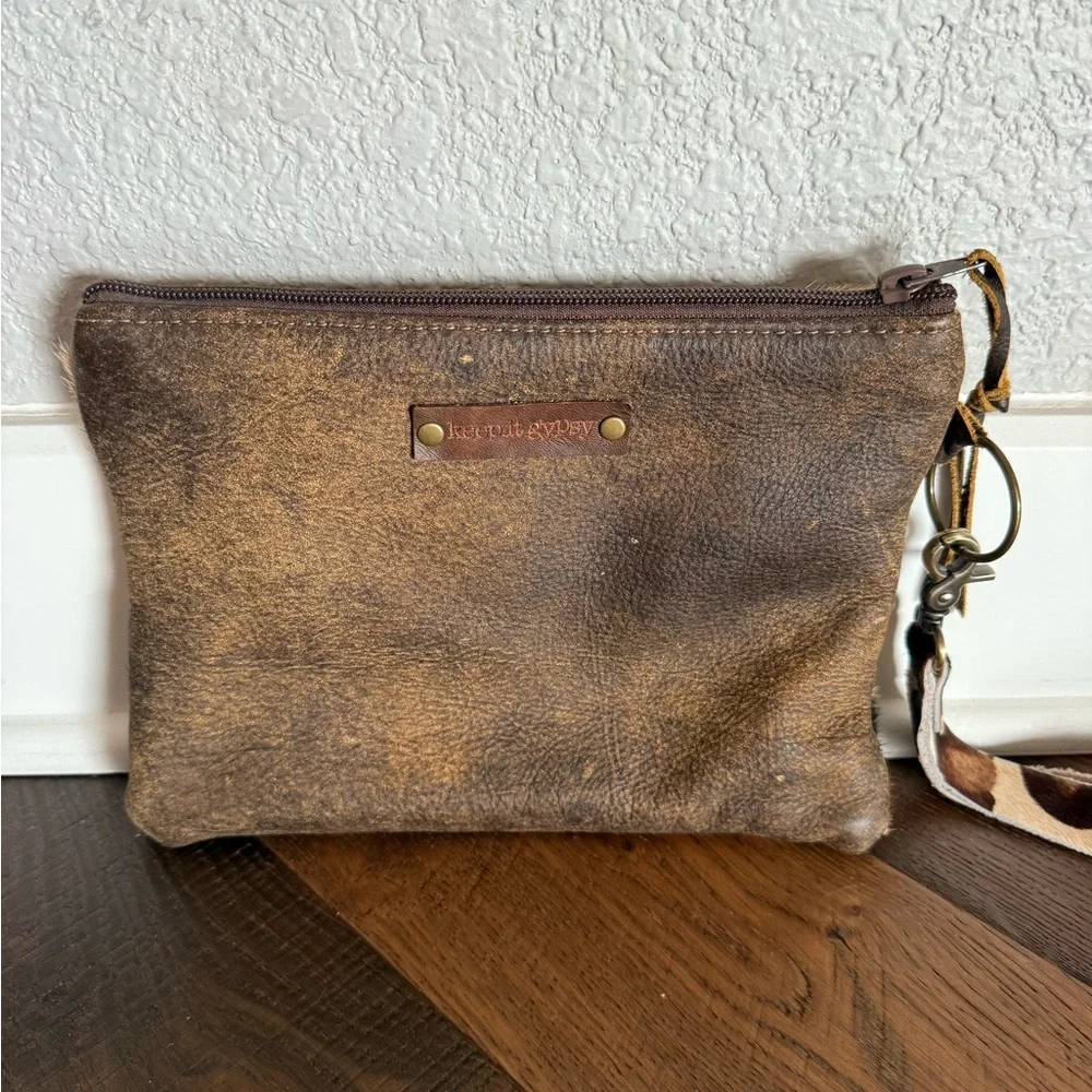 Keep it gypsy. Louis Vuitton wristlet - Picture 2 of 6